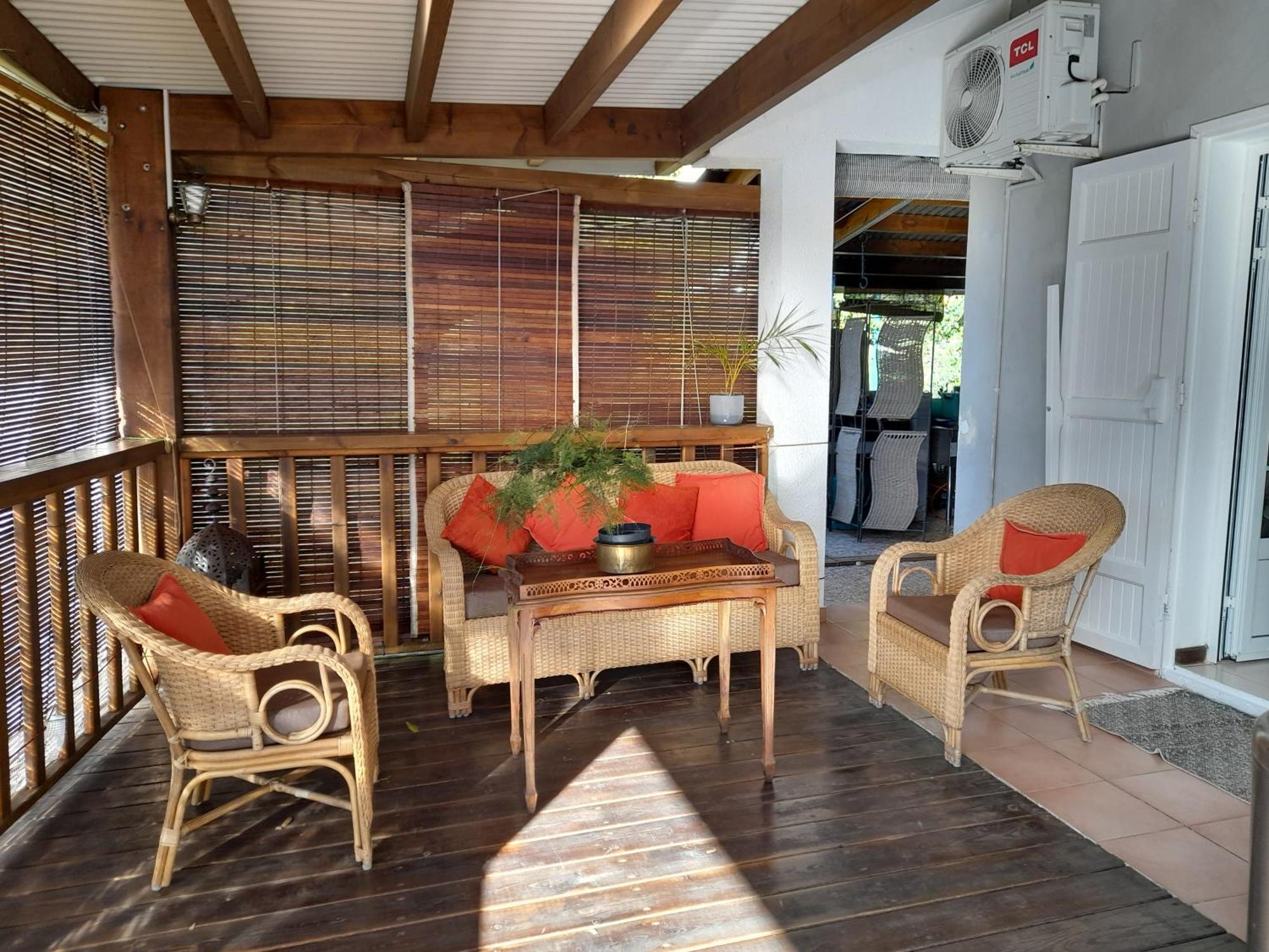Le Val Rambaud Bed and Breakfast Saint-Denis Eksteriør billede